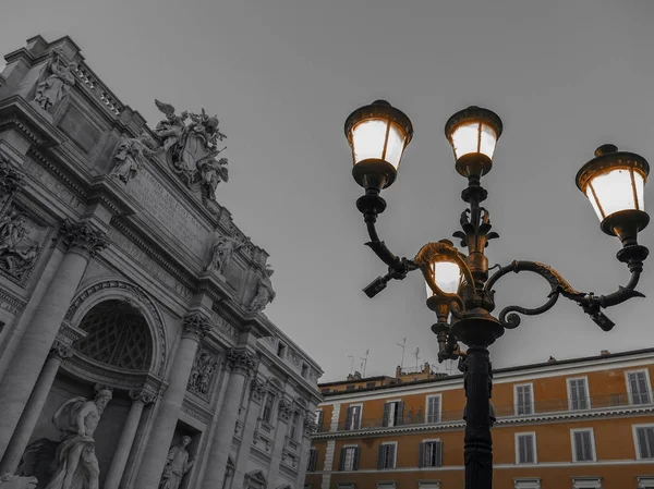Черное и цветное фото с фонтаном Треви в Риме, Италия — стоковое фото