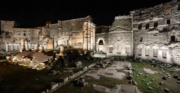 夜、ローマ、イタリアでアウグストゥス帝のフォロ — ストック写真