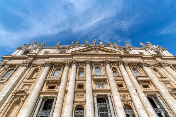 Vooraanzicht van de Sint-Pietersbasiliek in Vaticaanstad — Stockfoto