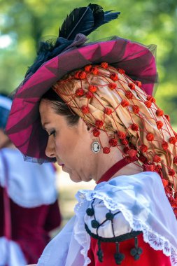 İspanya'dan olgun dansçı kadın geleneksel kostüm