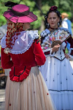 Gizemli İspanyolca kadın dansçı geleneksel kostüm Olgun