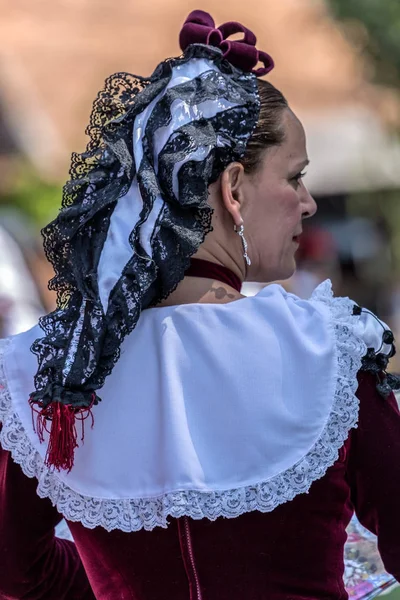Mujer bailarina madura de España en traje tradicional — Foto de Stock