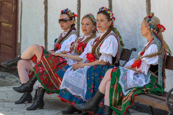 Mogna kvinnor dansare från Polen i traditionell dräkt — Stockfoto
