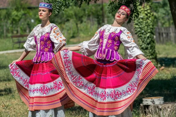 Young Belorussian dancers in traditional costume — Stock Photo, Image