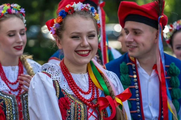 Молодих танцюристів з Польщі у традиційних костюмах — стокове фото