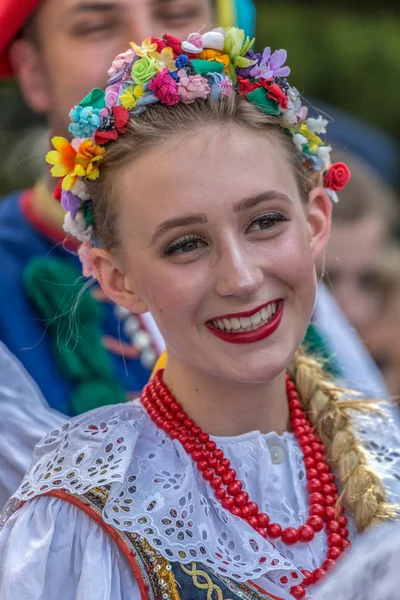 Genç kız Polonya geleneksel kostüm — Stok fotoğraf