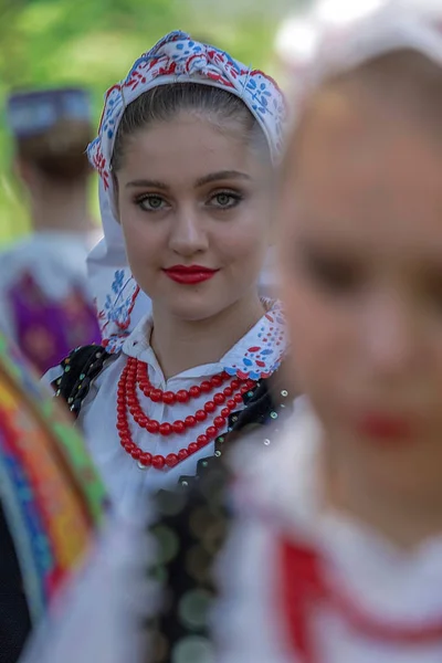 Genç kız Polonya geleneksel kostüm — Stok fotoğraf