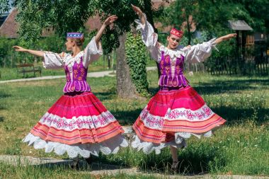 Beyaz Rusya genç dansçı kızlardan geleneksel kostüm