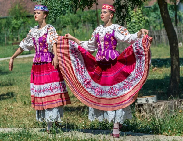 身着传统服装的青年舞蹈家女孩从白俄罗斯 — 图库照片