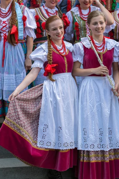 Ung sångerska flickor från Polen i traditionell dräkt — Stockfoto