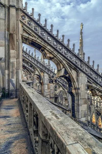 Dettagli architettonici del famoso Duomo di Milano — Foto Stock