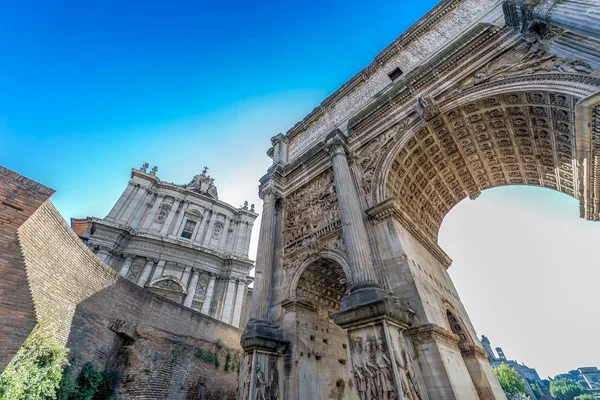 Arco de Septímio Severo e igreja de Santi Luca e Martina em — Fotografia de Stock