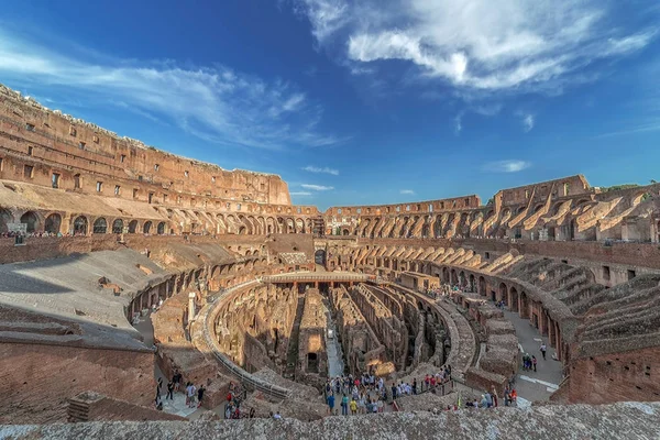 Arena Colosseum op moment van de avond, met toeristen binnen — Stockfoto