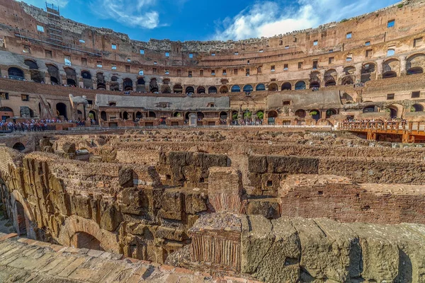 Arena Colosseum op moment van de avond, met toeristen binnen — Stockfoto