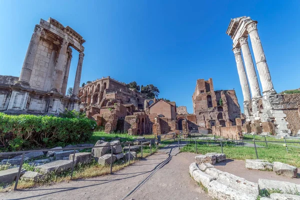 Templo de colunas Vespasianas localizado no Fórum Romano — Fotografia de Stock