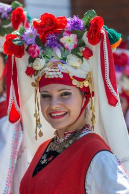 Geleneksel kostüm Bulgaristan'dan dansçı kız portresi