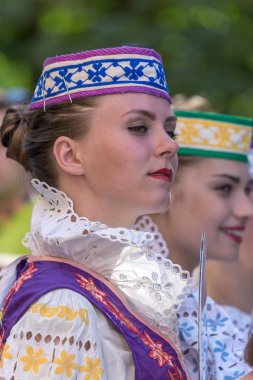 Beyaz Rusya genç dansçı kızlardan geleneksel kostüm