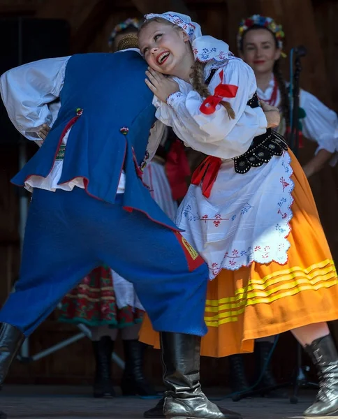 Dansare från Polen i traditionell kostym — Stockfoto