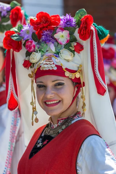 Portrét dívky tanečnice z Bulharska v tradičních lidových krojích — Stock fotografie
