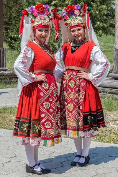 Porträtt av dansare flickor från Bulgarien i traditionell dräkt — Stockfoto