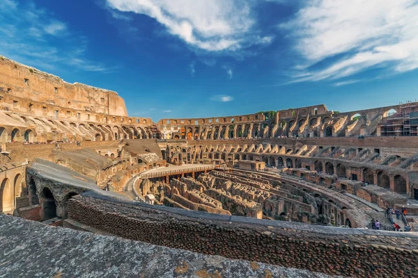 Arena Colosseum op moment van de avond, met toeristen binnen — Stockfoto