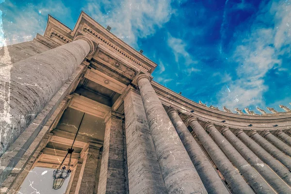 Vecchia foto con vista su colonne in Piazza San Pietro, Città del Vaticano — Foto Stock