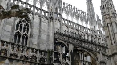 Turistler ile ünlü Milano Katedrali'ne bir parçası