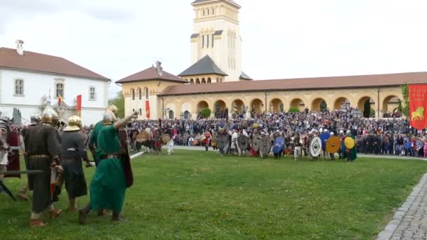 Soldados dacios y romanos haciendo una demostración de lucha — Vídeos de Stock