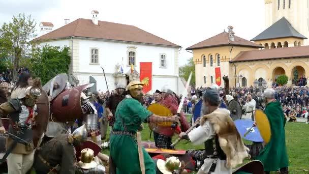 Dacian i rzymskich żołnierzy, Dokonywanie pokaz walki — Wideo stockowe