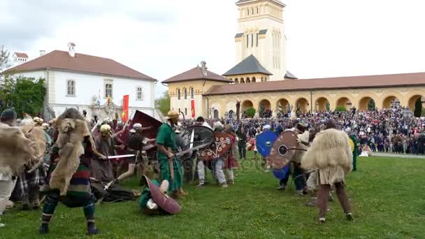 Dacische en Romeinse soldaten maken een demonstratie van de bestrijding van — Stockvideo