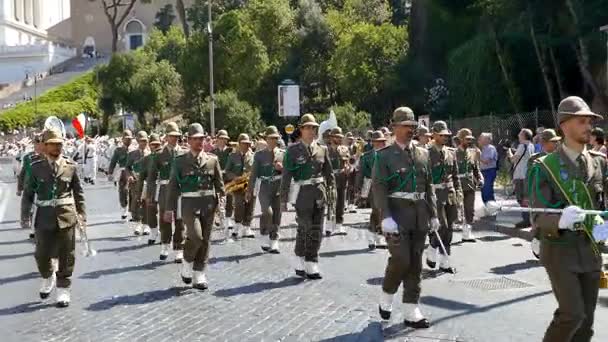 Desfile militar en el Día Nacional Italiano 1 — Vídeo de stock