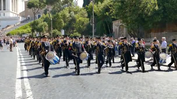 Militaire parade op de Italiaanse nationale feestdag — Stockvideo