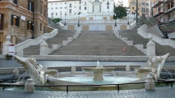 Spanische Stufen und Brunnen auf der Piazza Spagna zur Morgenstunde — Stockvideo