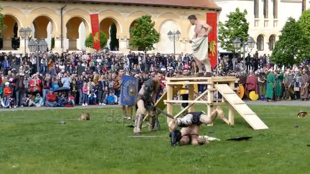 Soldados dacios y romanos haciendo una demostración de lucha 6 — Vídeos de Stock