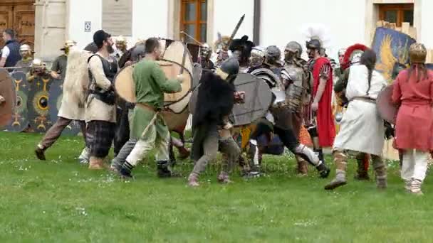 Soldados dacios y romanos haciendo una demostración de lucha — Vídeos de Stock