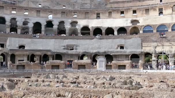 Arena Kolosseum am Abend, mit Touristen im Inneren 2 — Stockvideo