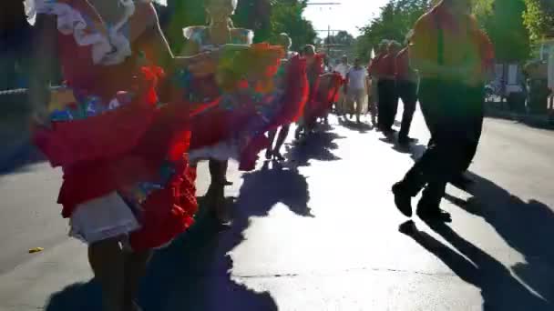 Танцюристи з Пуерто-Ріко у традиційних костюмах — стокове відео