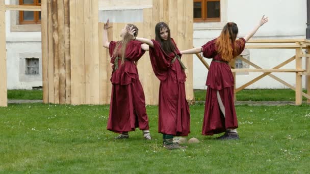 Young Roman girls in one antical theatrical demonstration — Stock Video