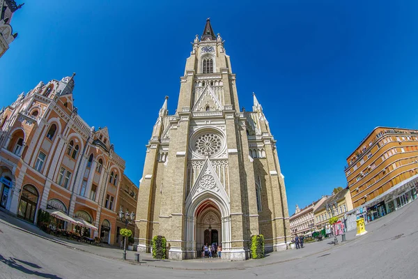 Görünümü Mary Kilisesi ve eski binalar. Novi Sad, Sırbistan — Stok fotoğraf