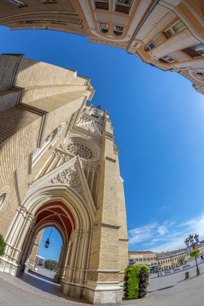 Vista sulla Piazza della Libertà, sulla Chiesa di Maria e sui vecchi edifici. Novi — Foto Stock