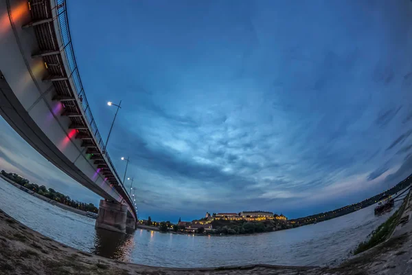 Wgląd nocy Tęczy Most na Dunaju w Nowym Sadzie, Se — Zdjęcie stockowe