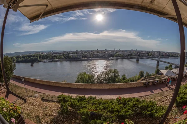 Vista panorâmica da cidade Novi Sad e rio Danúbio — Fotografia de Stock