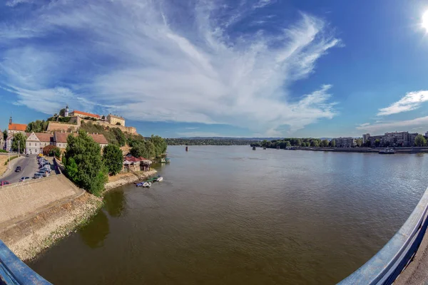 Panoramiczny widok na twierdzę Petrovaradin i Dunaj rzeka — Zdjęcie stockowe