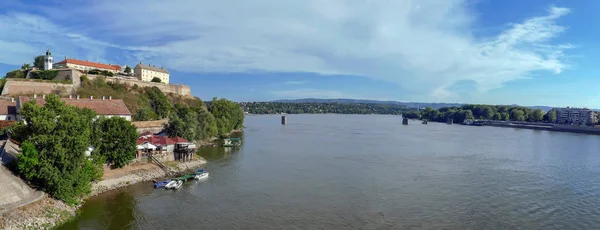 Petrovaradin kale ve Tuna Nehri panoramik manzaralı