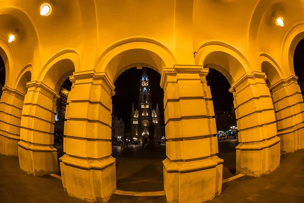 Vista serale della Piazza della Libertà e della Chiesa di Maria a Novi Sad, Se — Foto Stock