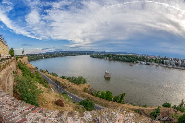 Péterváradi-erőd és a Duna folyó nézet — Stock Fotó