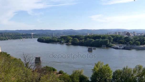 4 k-beeldmateriaal met panoramisch uitzicht op de Petrovaradin fort en Donau rivier — Stockvideo