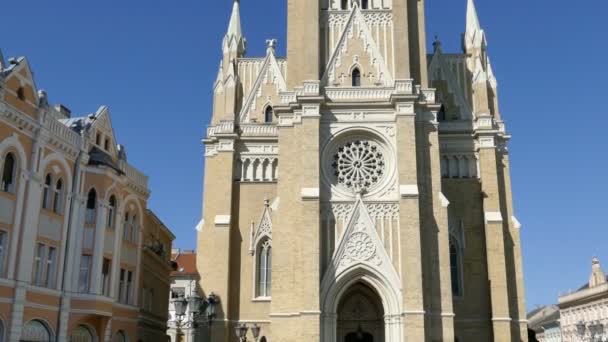 4 k πλάνα με θέα στην Εκκλησία Παναγία στο Νόβι Σαντ, Σερβία — Αρχείο Βίντεο