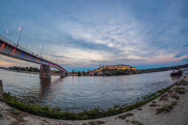 Gökkuşağı Köprüsü Novi Sad, Se Tuna nehrinde gece görünümü