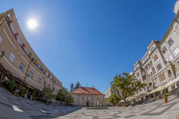 Vista de una plaza y edificios antiguos en Novi Sad, Serbia — Foto de Stock